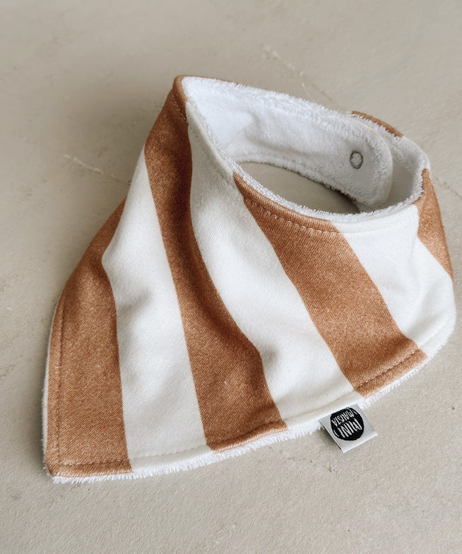 Babador-bandana-atoalhado-bebe-listras-diagonais-bege-2.jpg