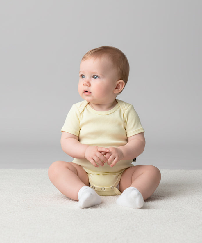 Body-bebe-manga-curta-unissex-menina-amarelo-manteiga-bebe-minimalista-algodao-2.jpg