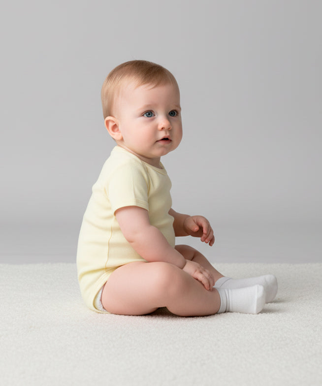 Body-bebe-manga-curta-unissex-menina-amarelo-manteiga-bebe-minimalista-algodao-3jpg.jpg