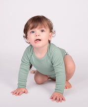 Body MLonga Eucalipto Verde Claro Bebê MiniMalista — modelagem com ombro cruzado em algodão sustentável, body infantil verde acinzentado natural, blusinha botões entrepernas, agasalho bebê unissex