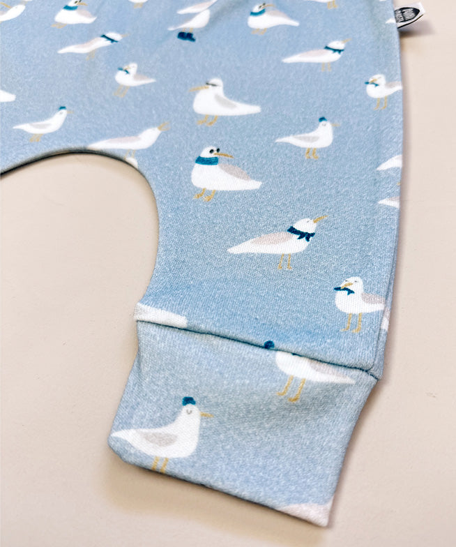 Calca-bebe-unissex-seagulls-gaivotas-azul-minimalista-baby-menino-bebe-1.jpg