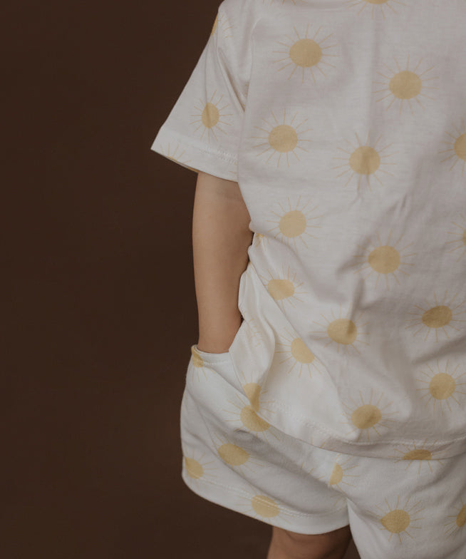 Camiseta-infantil-bebe-menino-menina-unissex-manga-curta-solar-solzinhos-amarelos-verao-minimalista-baby-algodao-2_669a0127-1bbf-4a49-b613-d04dc41fd02a.jpg