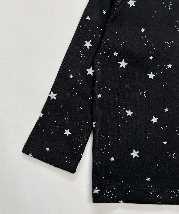 Camiseta-infantil-manga-longa-inverno-moderna-estampa-estrelas-preto-e-branco-estrelinhas-ceu-space-4.jpg