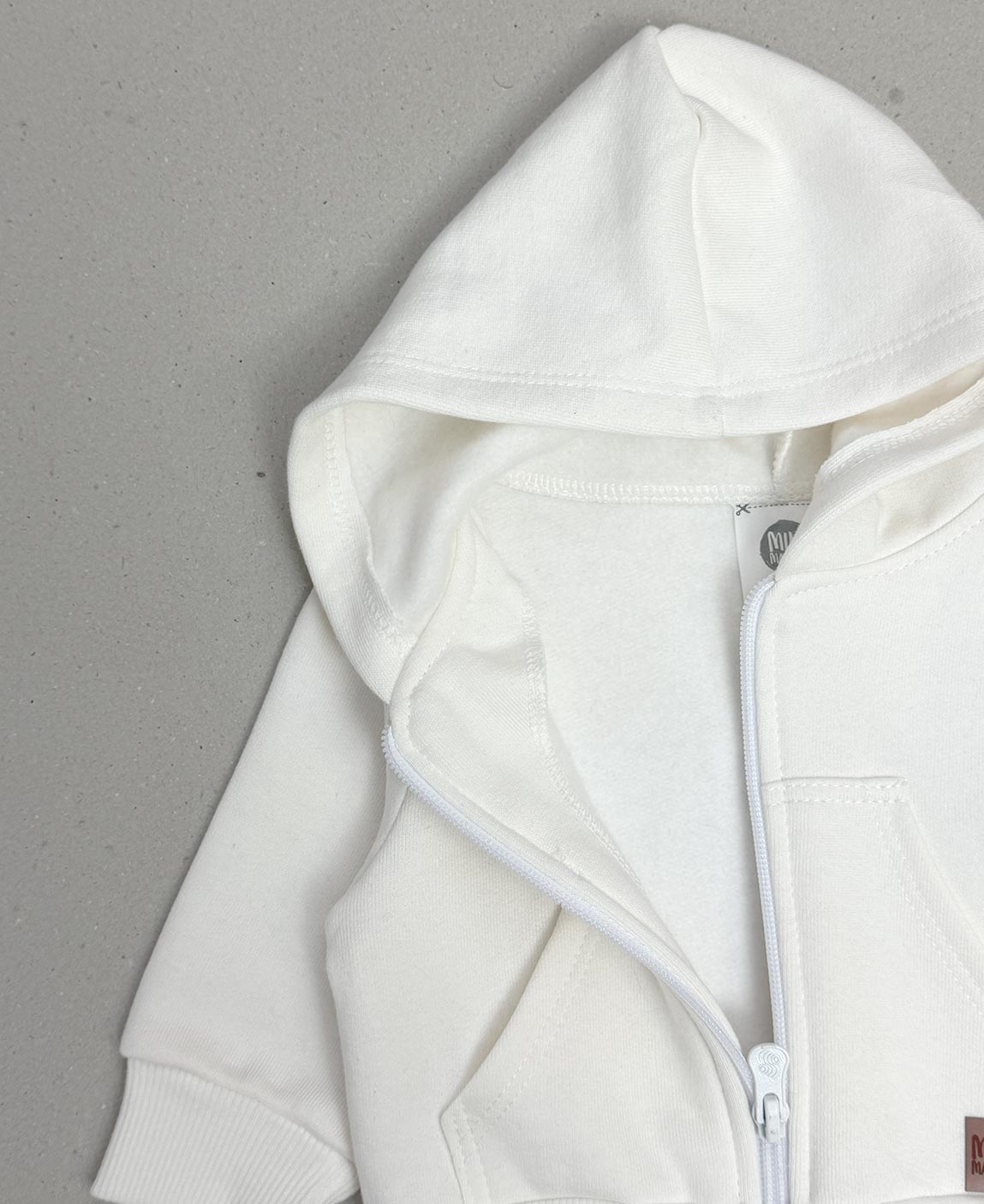 Casaco Moletom Unissex Branco Off MiniMalista Baby — look completo com criança usando o casaco sobre body canelado + calça slim canelada, formando o conjunto perfeito de inverno. Do bebê de 0-3 meses à criança de 5-6 anos.