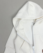 Casaco Moletom Unissex Branco Off MiniMalista Baby — look completo com criança usando o casaco sobre body canelado + calça slim canelada, formando o conjunto perfeito de inverno. Do bebê de 0-3 meses à criança de 5-6 anos.