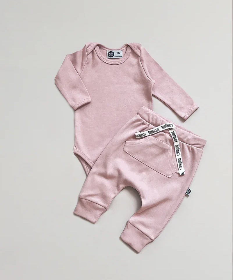 Conjunto-Body-manga-longa-e-calca-bolsao-liso-mystic-rose-rosa-claro-bebe-menina.jpg