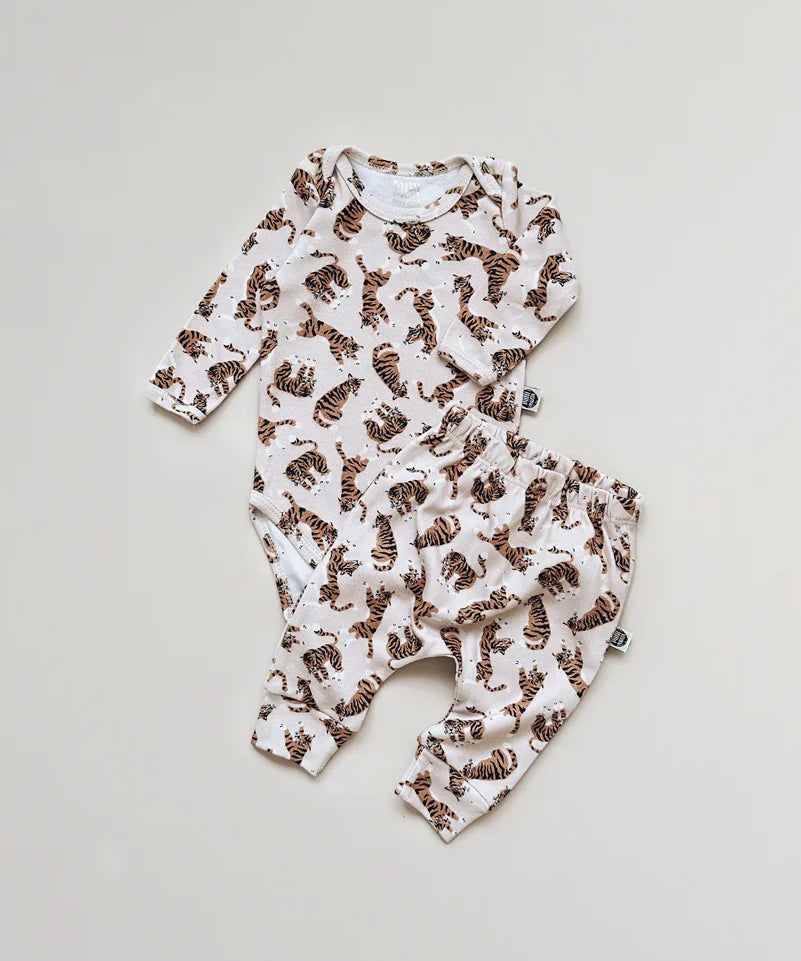 Conjunto-Body-manga-longa-e-calca-harem-bebe-menino-unissex-tiger-tigres.jpg