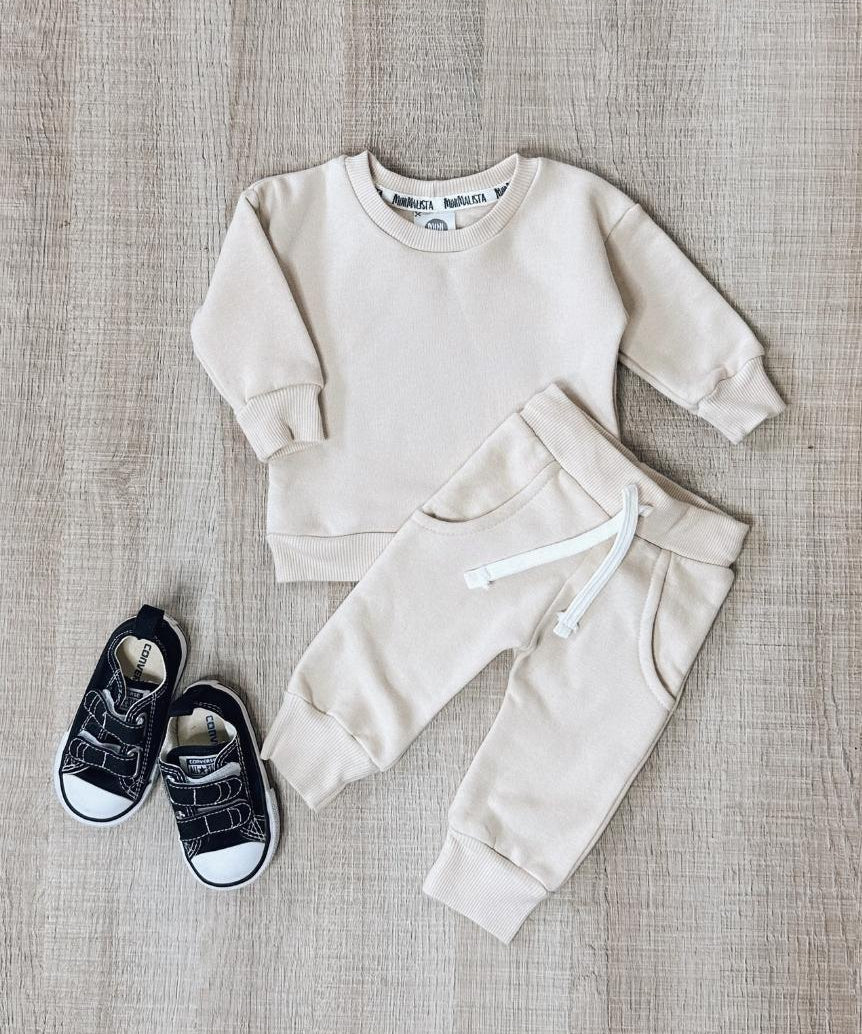 MiniMalista Conjunto Moletom Liso Beige — moletom e calça peluciados da mesma cor, conjunto infantil de inverno 100% algodão, unissex bege claro neutro para bebê e criança.
