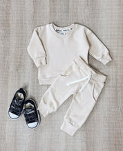 MiniMalista Conjunto Moletom Liso Beige — moletom e calça peluciados da mesma cor, conjunto infantil de inverno 100% algodão, unissex bege claro neutro para bebê e criança.