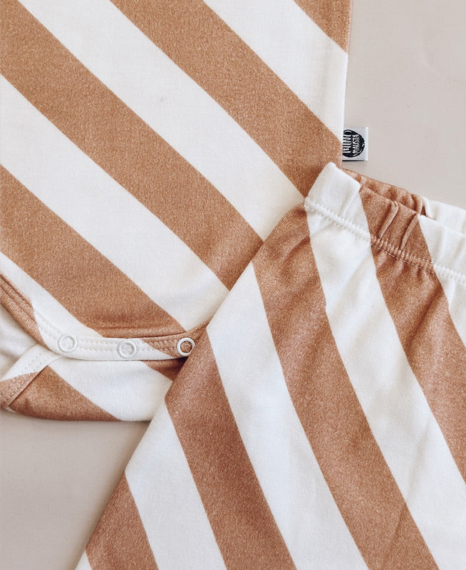 Conjunto Body Manga Curta e Calça Bebê Unissex | Listras Diagonais Bege
