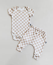 Conjunto Body Manga Curta e Calça Bebê Unissex | Racer Beige
