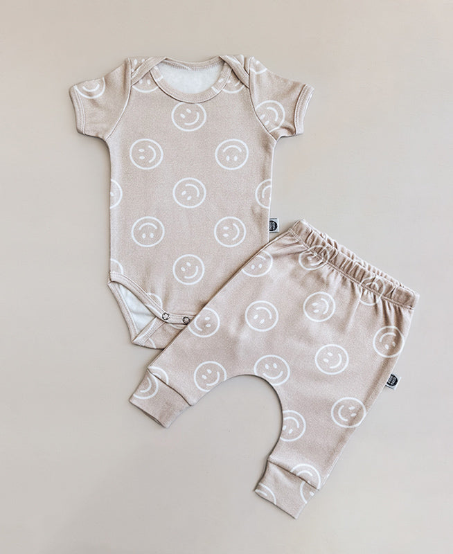 Conjunto Body Manga Curta e Calça Bebê Unissex | Smiley