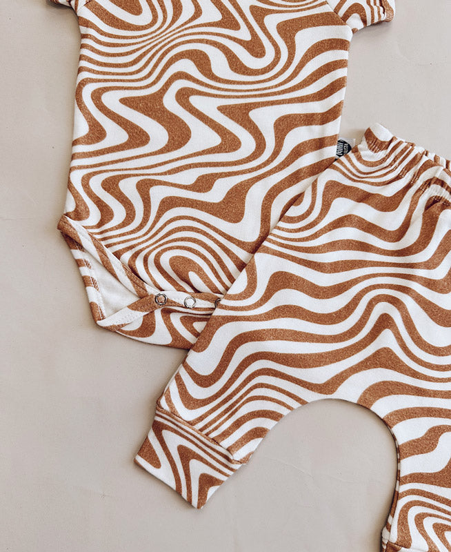 Conjunto Body Manga Curta e Calça Bebê Unissex | Swirl