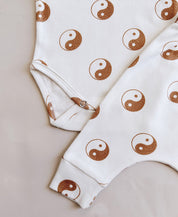 Conjunto Body Manga Curta e Calça Bebê Unissex | Yin Yang