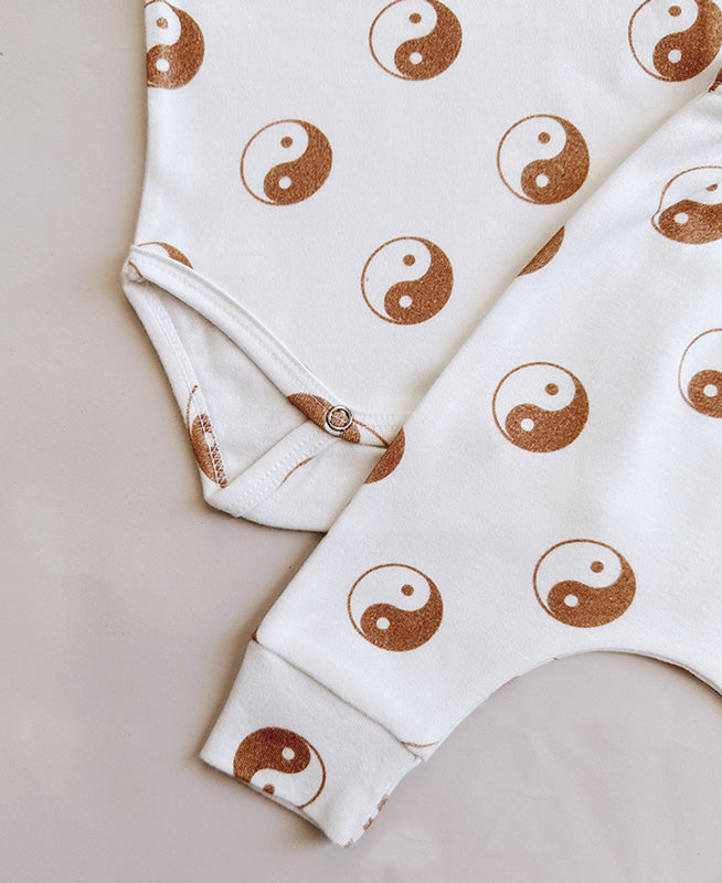Conjunto Body Manga Curta e Calça Bebê Unissex | Yin Yang