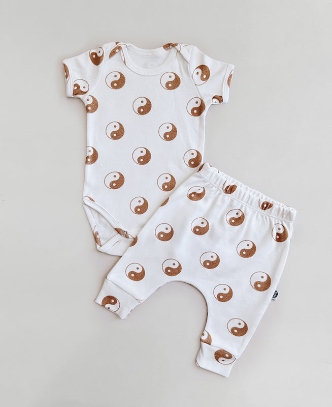 Conjunto Body Manga Curta e Calça Bebê Unissex | Yin Yang