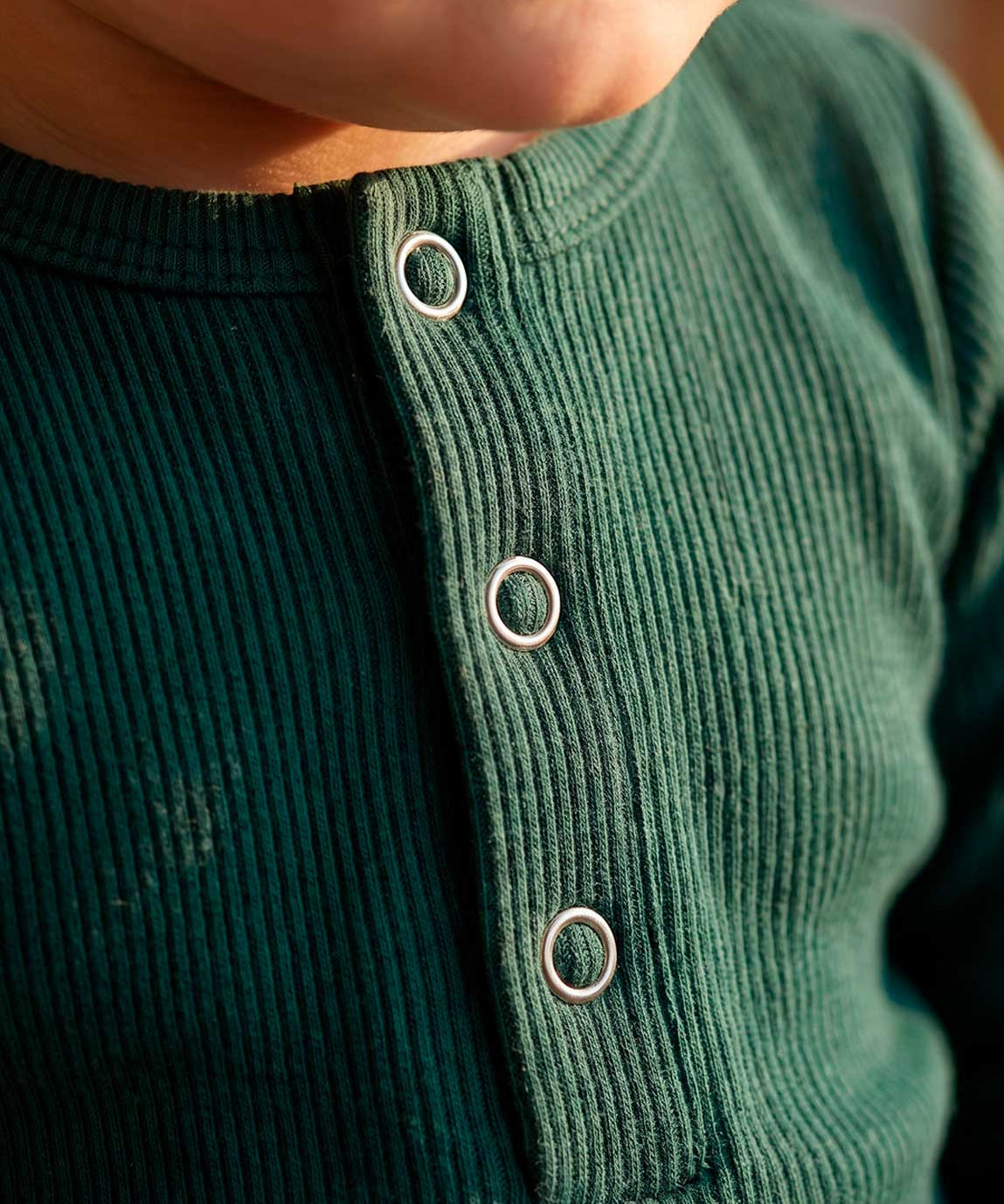 Body Canelado Manga Longa Bebê Liso Deep Green MiniMalista — placket frontal com botões metálicos elegantes, botões entrepernas facilitando troca de fralda, algodão canelado respirável fitted.