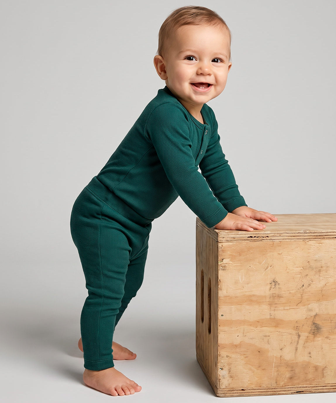 Conjunto Body + Calça Canelada Bebê Deep Green MiniMalista — vista completa do look bebê unissex, silhueta fitted em malha canelada verde escuro, algodão 100% macio antialérgico.