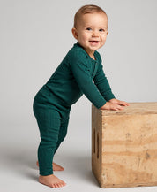 Conjunto Body + Calça Canelada Bebê Deep Green MiniMalista — vista completa do look bebê unissex, silhueta fitted em malha canelada verde escuro, algodão 100% macio antialérgico.