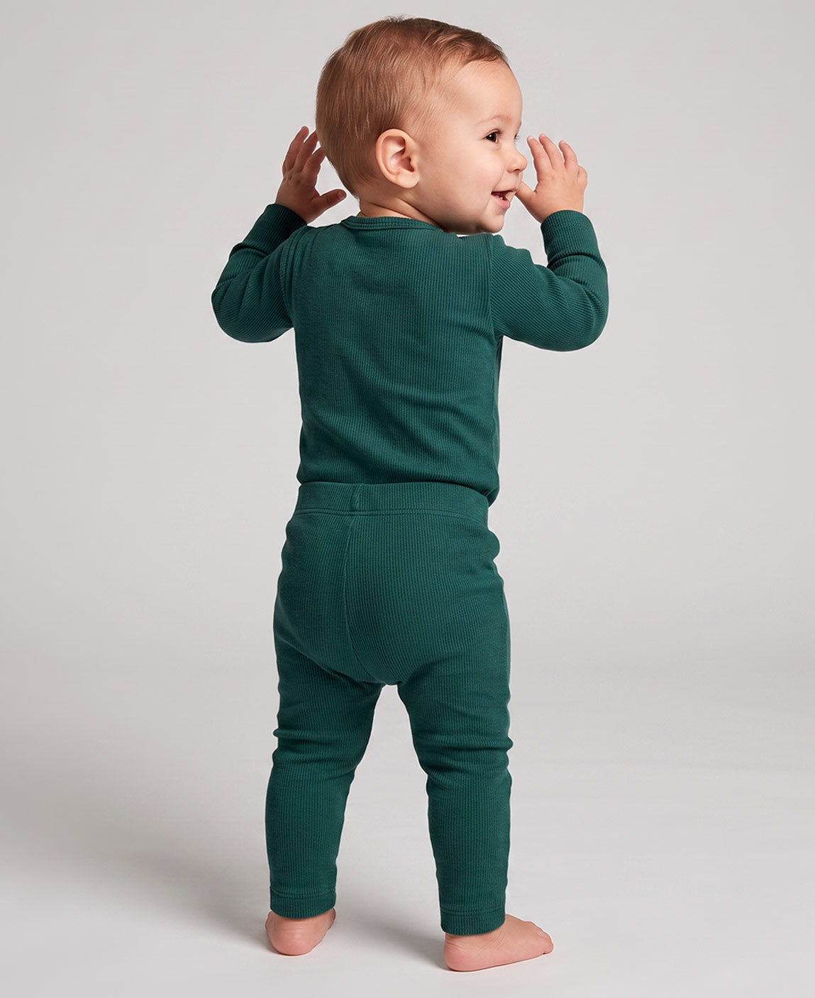 Conjunto Body + Calça Canelada Bebê Liso Deep Green MiniMalista Baby — pose lifestyle do bebê, algodão canelado 100% respirável, escala granular do RN aos 18-24 meses.