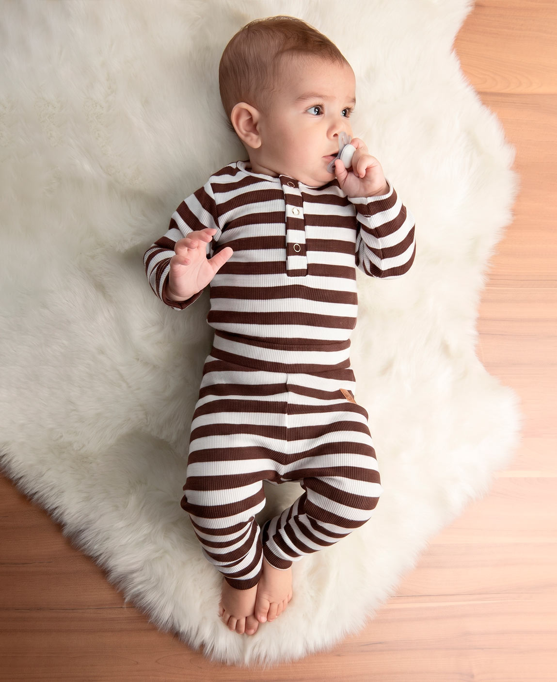 Conjunto Body Manga Longa + Calça Slim Canelada Bebê Listras Marrom e Branco Off MiniMalista Baby — look coordenado unissex de inverno em malha canelada 100% algodão, listras chocolate escuro 7-8mm, marca criada por mãe pra pele sensível.