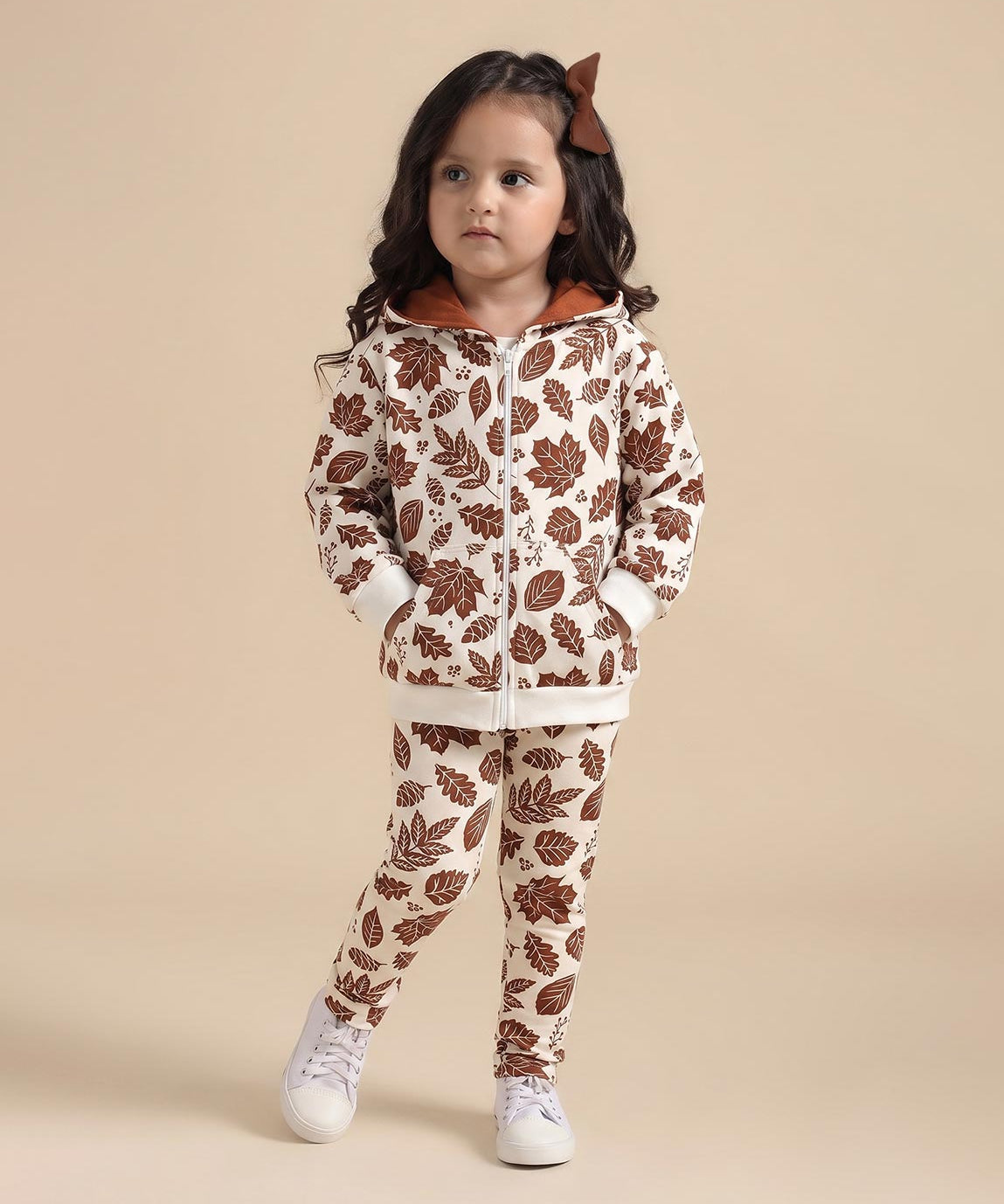 Conjunto Casaco Moletom + Legging Infantil Fall MiniMalista Baby — casaco moletom oversized sobre calça legging fina em estampa folhagem allover outonal, paleta marrom caramelo laranja terroso ocre e verde musgo, unissex.