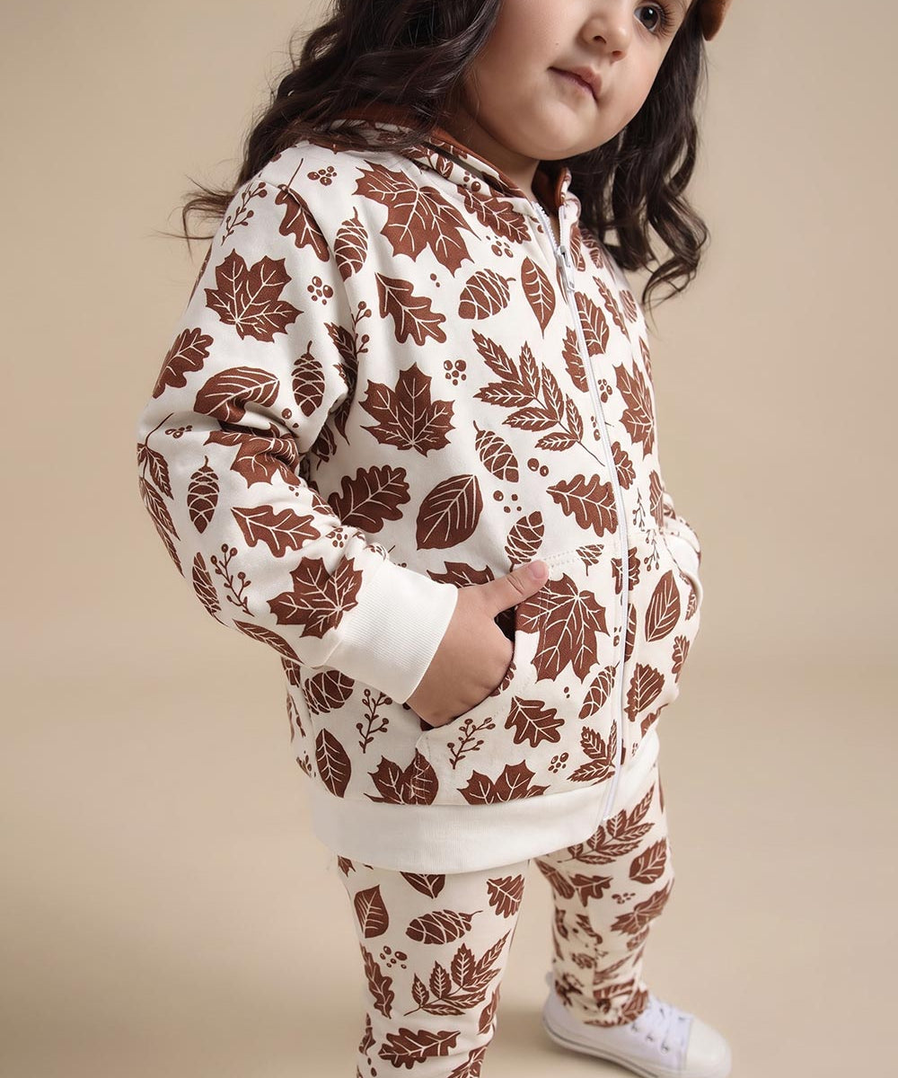 Look Conjunto Casaco Moletom + Legging Fall MiniMalista — casaco oversized peluciado sobre legging fina fitted, contraste de camadas em algodão premium, estampa folhagem outonal.