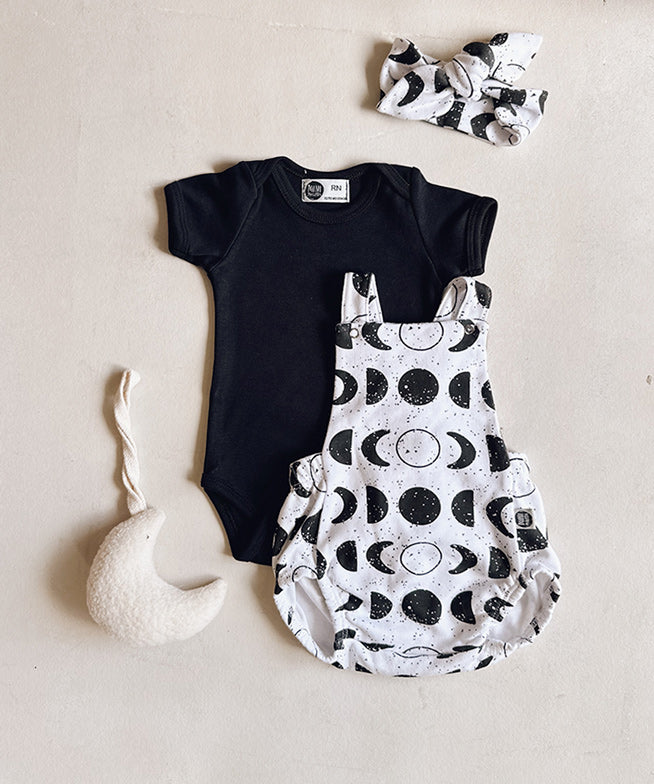 Conjunto-bebe-menina-preto-e-branco-lunar-jardineira-e-body-e-faixinha-minimalista-baby.jpg