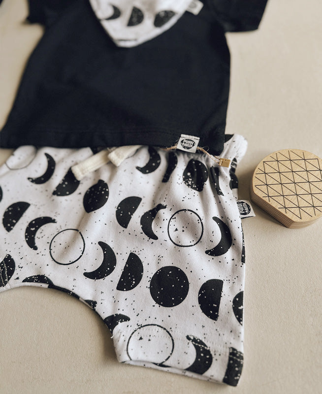 Conjunto Verão Bebê Menino Camiseta + Bermuda + Babador | Preto e Lunar