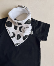 Conjunto Verão Bebê Menino Camiseta + Bermuda + Babador | Preto e Lunar