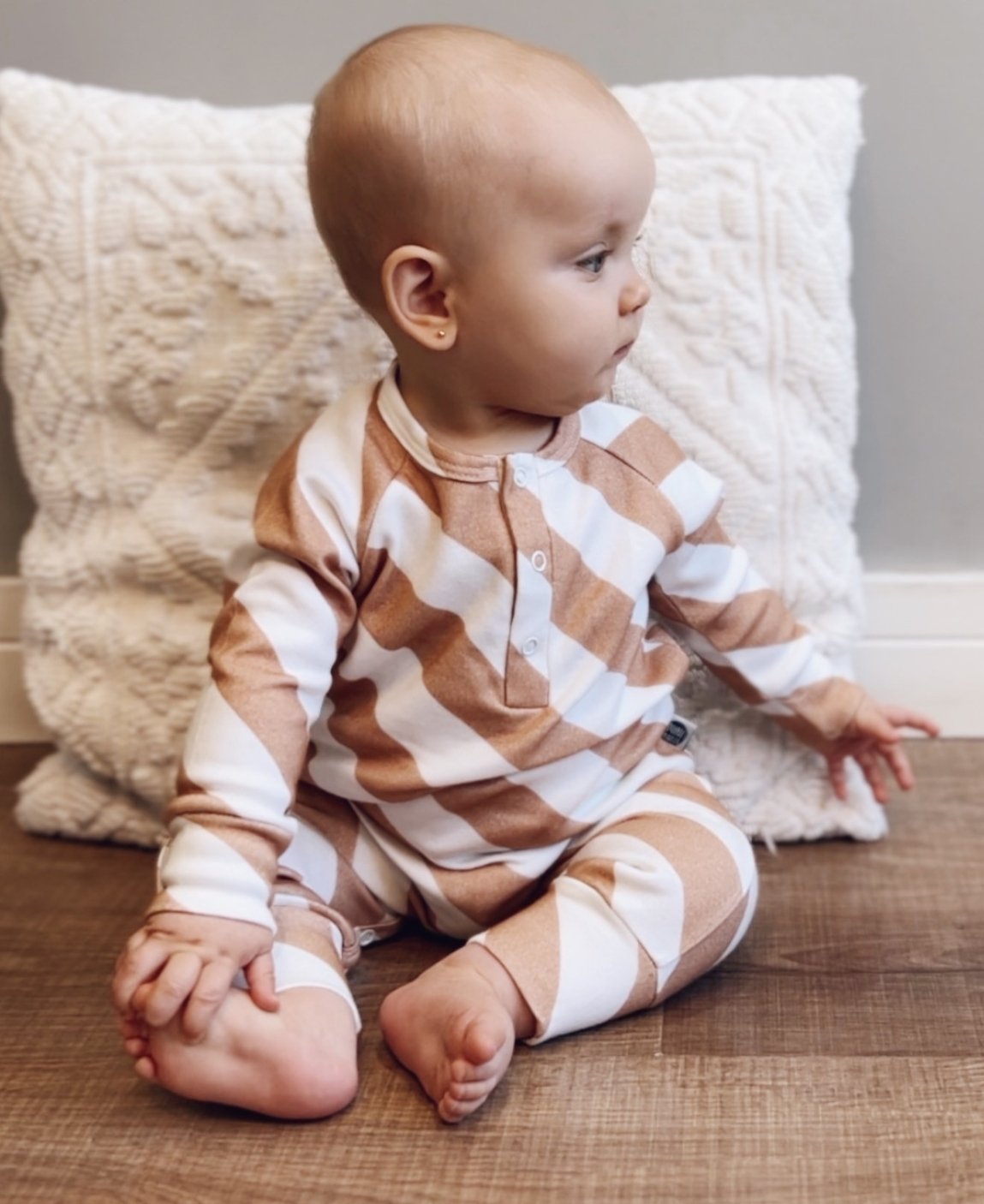 Kit Presente Saída de Maternidade Bebê 4 peças | Listras Diagonais Bege - Com Caixa Presente