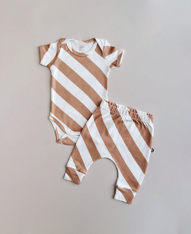 Conjunto Body Manga Curta e Calça Bebê Unissex | Listras Diagonais Bege