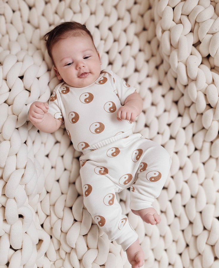 Conjunto Body Manga Curta e Calça Bebê Unissex | Yin Yang