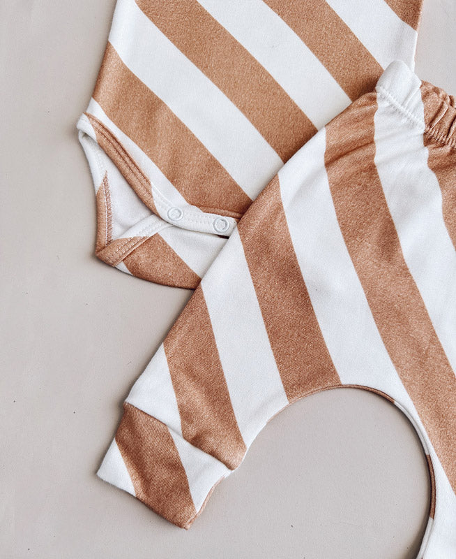 Conjunto Body Manga Curta e Calça Bebê Unissex | Listras Diagonais Bege