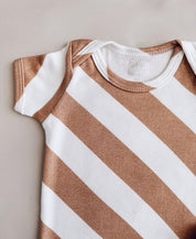 Conjunto Body Manga Curta e Calça Bebê Unissex | Listras Diagonais Bege