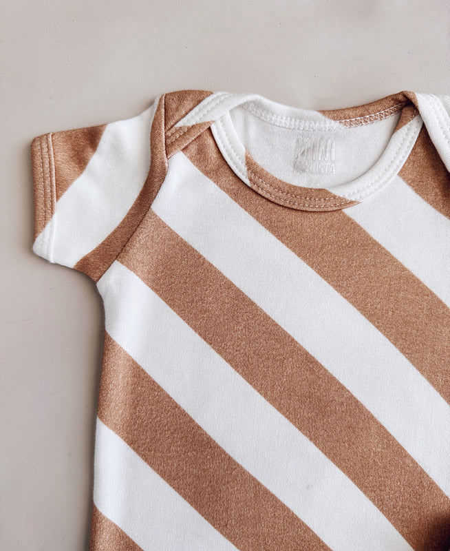 Conjunto Body Manga Curta e Calça Bebê Unissex | Listras Diagonais Bege