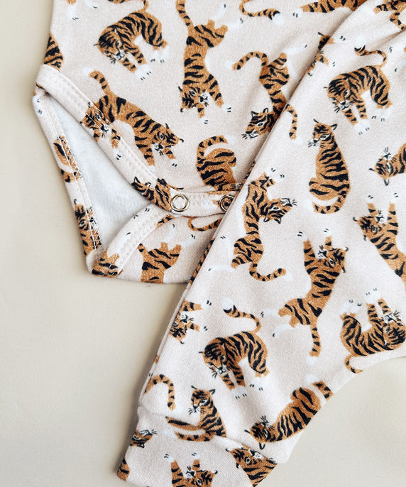 Conjunto-body-manga-curta-calca-harem-tigres-tiger-bebe-minimalista-3.jpg