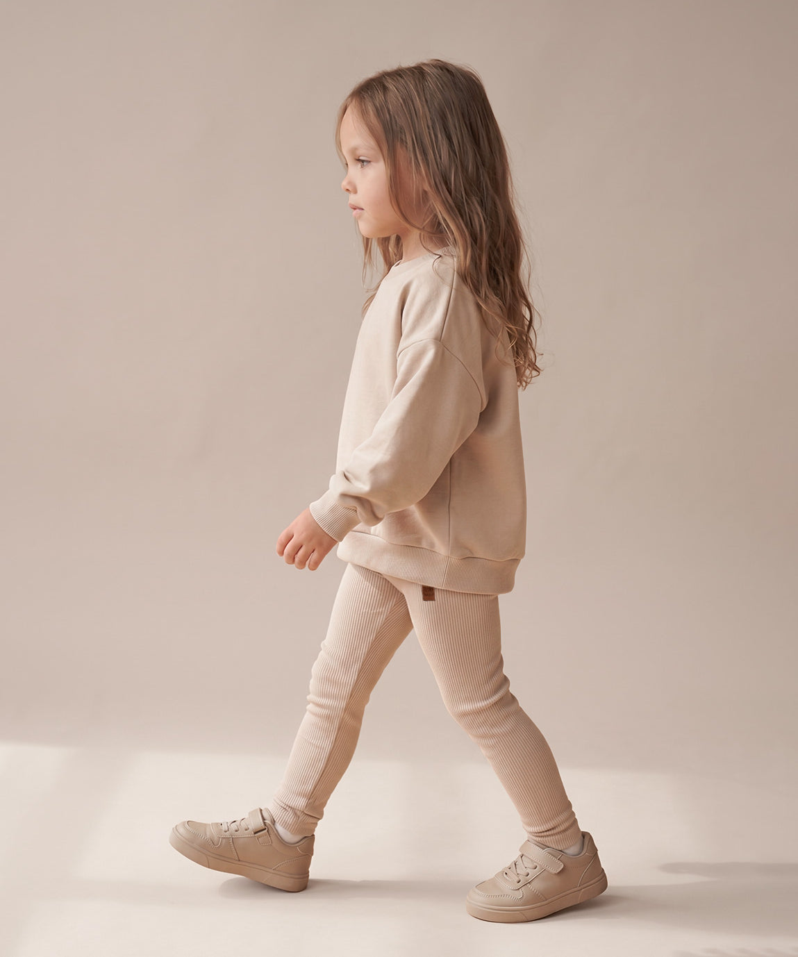 Calça Canelada Slim Liso Bege Claro MiniMalista — calça infantil unissex 100% algodão em ribana, caimento slim ajustado, bege claro coringa que combina com tudo do guarda-roupa, do bebê de 0-3 meses aos 5-6 anos.