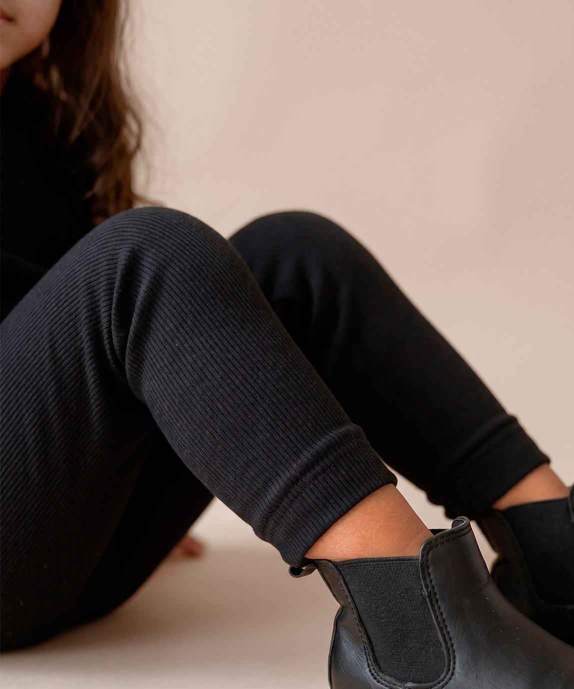 MiniMalista Conjunto Moletom + Calça Canelada em Preto vista costas. Moletom oversized soltinho + calça canelada slim, look infantil monocromático unissex, estética escandinava minimalista para bebê e criança.
