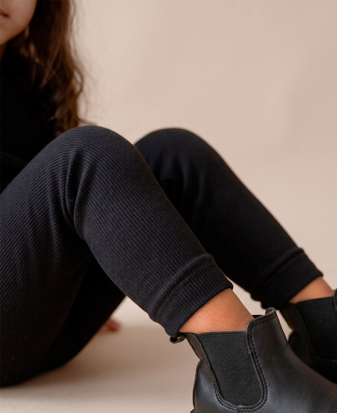 MiniMalista Conjunto Moletom + Calça Canelada em Preto vista costas. Moletom oversized soltinho + calça canelada slim, look infantil monocromático unissex, estética escandinava minimalista para bebê e criança.