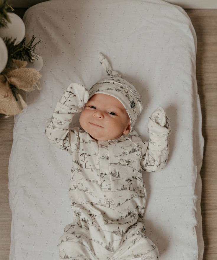 Conjunto-macacao-bebe-minimalista-unissex-touca-luvinha-village-natal-6.jpg