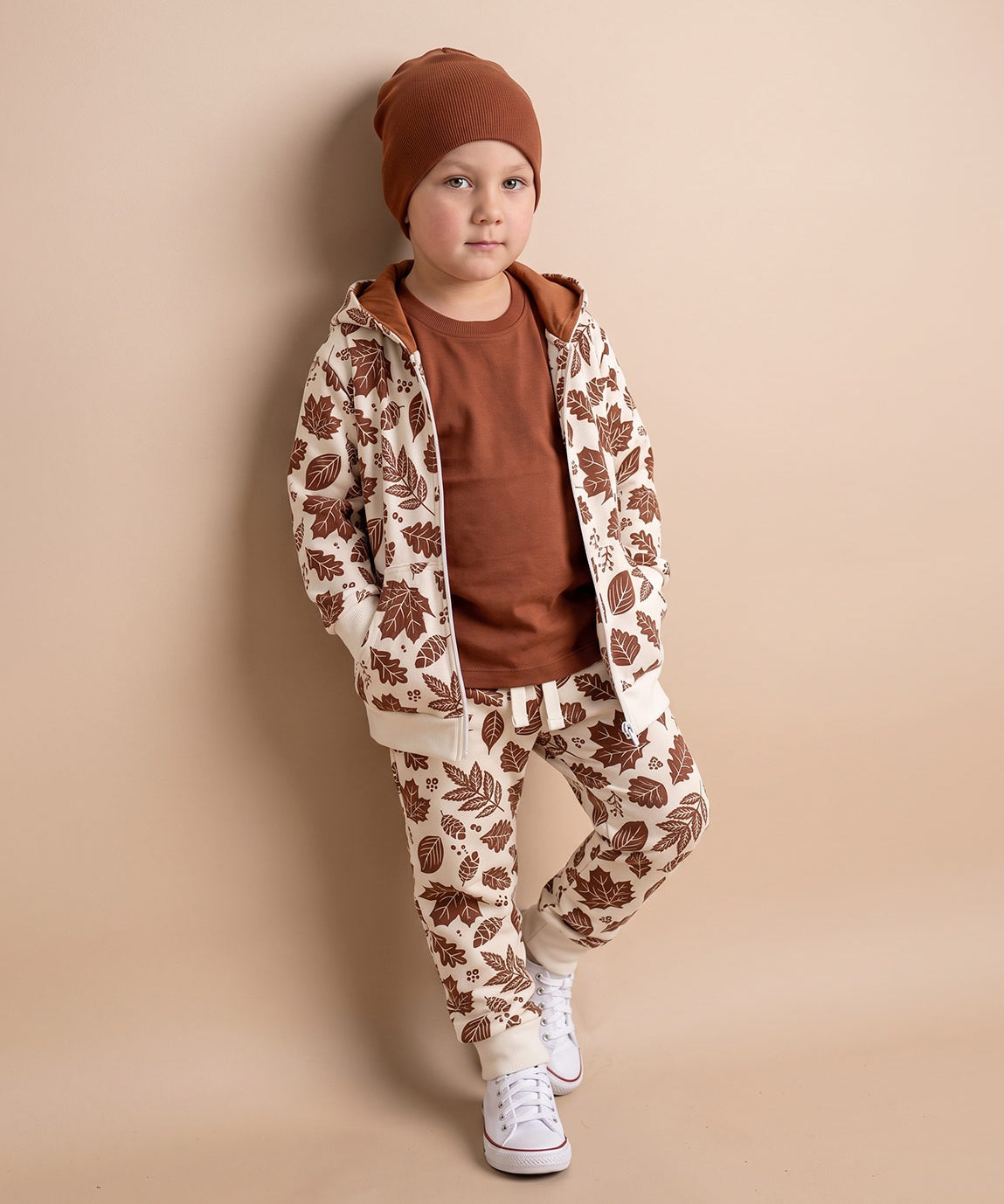 Conjunto Moletom Peluciado Fall MiniMalista Baby — Casaco Moletom com Capuz + Zíper + Bolsos sobre Calça Moletom peluciada em estampa folhagem outonal allover, look unissex 100% algodão do RN aos 5-6 anos.