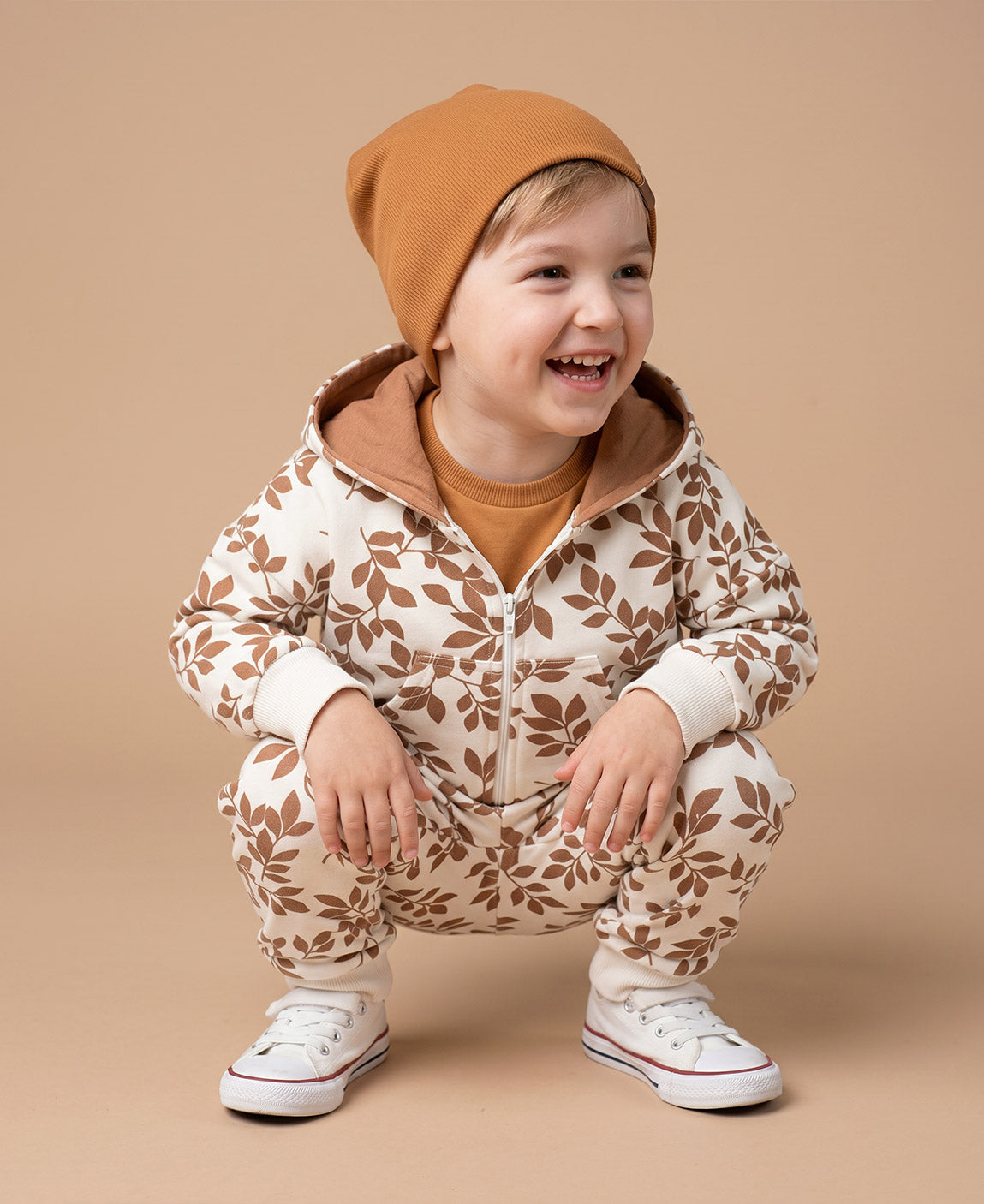Look completo Conjunto Moletom Laurel MiniMalista — estampa folhagem caramelo com verde, ideal pra 8°C a 18°C, do RN aos 5-6 anos