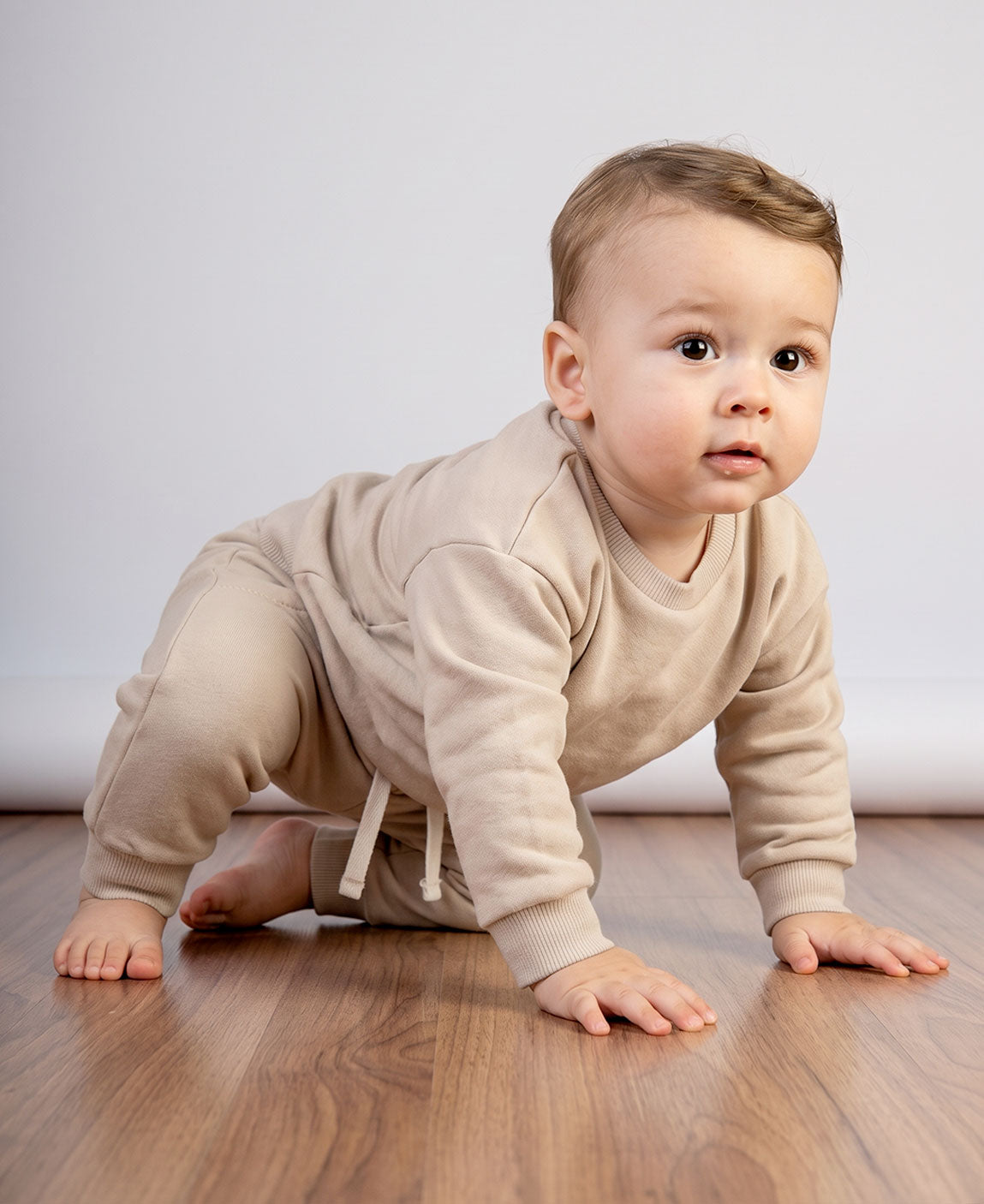 Conjunto Moletom Peluciado Bege Claro flatlay MiniMalista Baby — Moletom Básico + Calça Moletom peluciada, tom Bege Claro suave escandinavo, algodão 100% antialérgico do RN aos 5-6 anos.