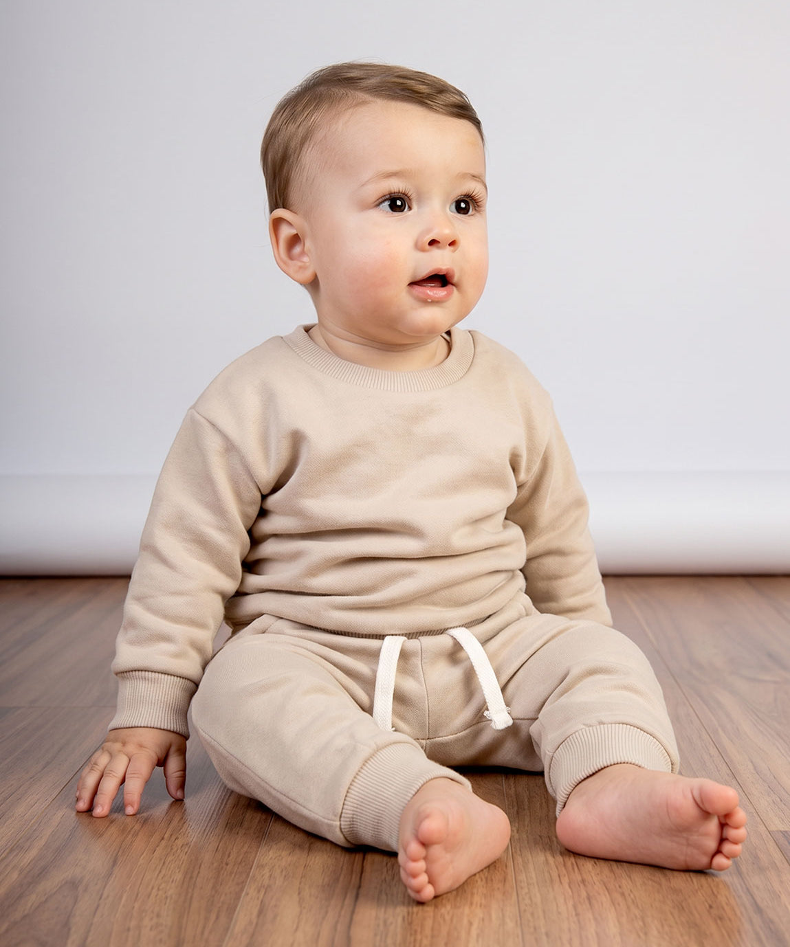 Conjunto Moletom Peluciado Liso Bege Claro MiniMalista Baby — Moletom Básico manga longa (sem capuz sem zíper) + Calça Moletom peluciada em Bege Claro, look unissex 100% algodão antialérgico, do RN aos 5-6 anos.