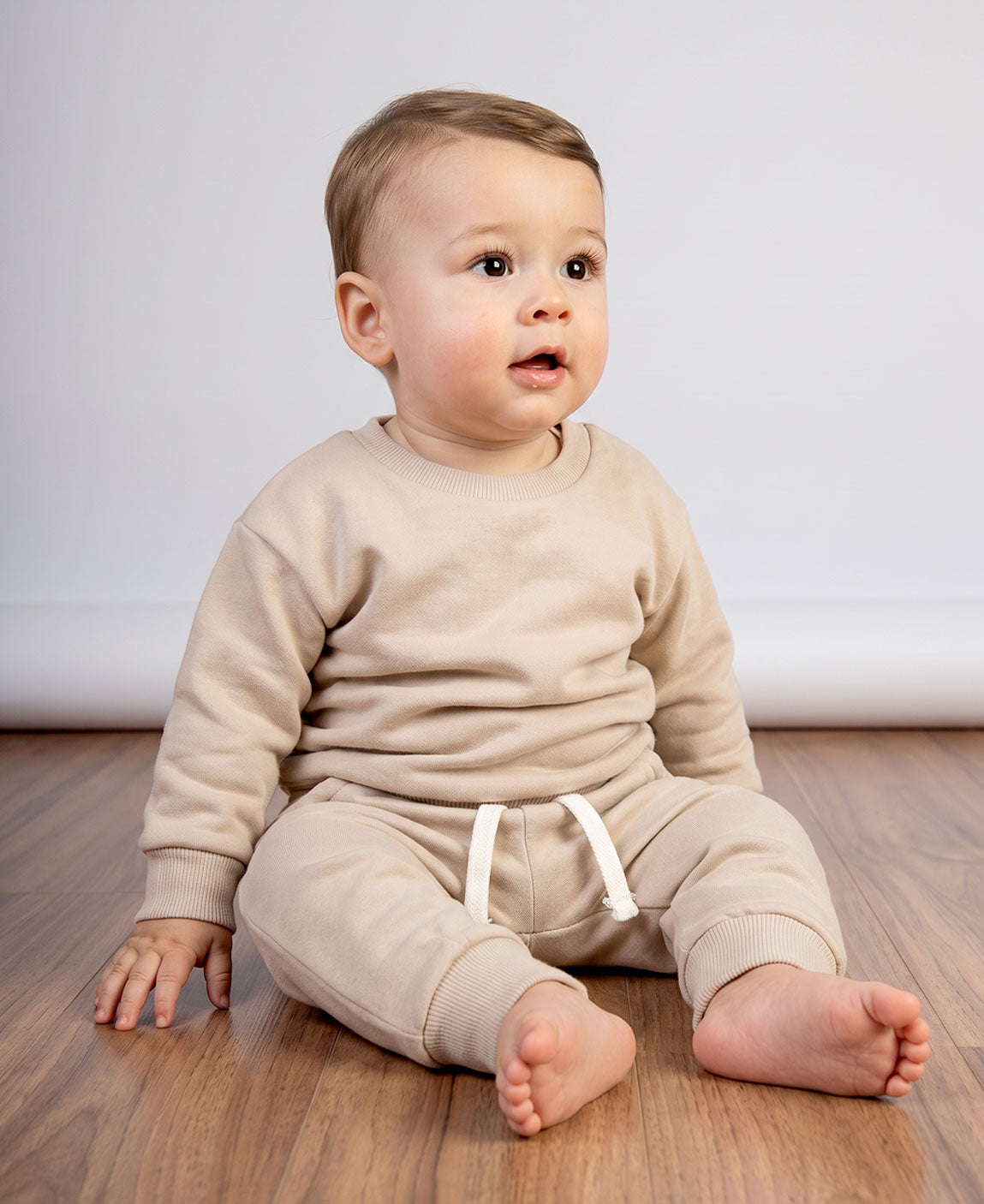 Conjunto Moletom Peluciado Liso Bege Claro MiniMalista Baby — Moletom Básico manga longa (sem capuz sem zíper) + Calça Moletom peluciada em Bege Claro, look unissex 100% algodão antialérgico, do RN aos 5-6 anos.