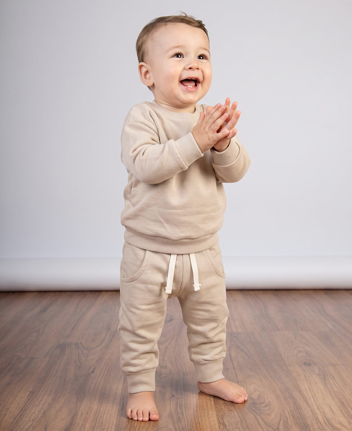 Calça Moletom Jogger Bege Claro em bebê — conjunto monocromático com moletom Liso Beige. 100% algodão antialérgico da MiniMalista Baby, marca fundada por mãe pra pele sensível de criança.