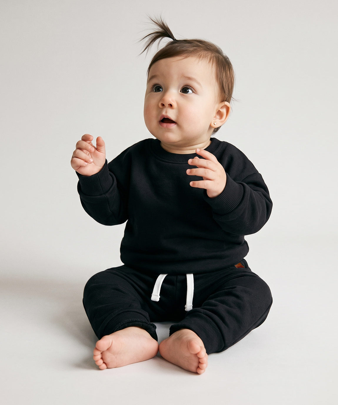 Conjunto Moletom Peluciado cor Preto em criança MiniMalista Baby — look coordenado unissex do Moletom Básico + Calça Moletom peluciada, algodão premium antialérgico, escala do RN aos 5-6 anos.