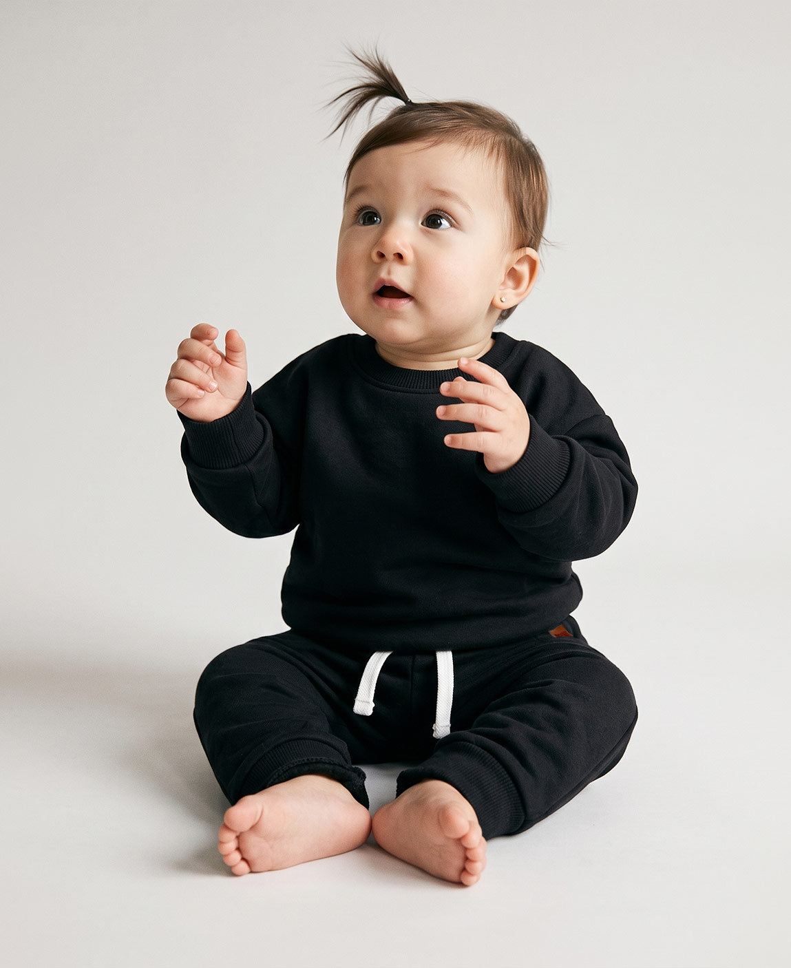 Conjunto Moletom Peluciado cor Preto em criança MiniMalista Baby — look coordenado unissex do Moletom Básico + Calça Moletom peluciada, algodão premium antialérgico, escala do RN aos 5-6 anos.