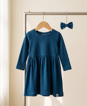 Look completo Vestido Menina + Laço Jacaré Azul Sky em ambiente natural — MiniMalista Baby moda infantil inverno em 100% algodão puro hipoalergênico